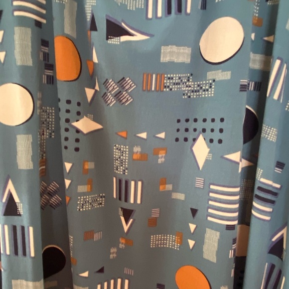 LuLaRoe Dress or Top. Super versatile you can wrap it, tie it, or not 😄 - Picture 4 of 6